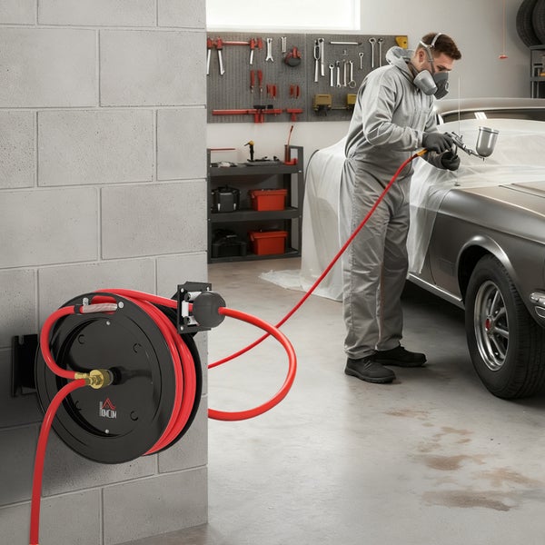 Wand-Schlauchtrommel mit rotem Schlauch in einer Werkstatt, eine Person lackiert ein Auto mit einer Spritzpistole, HomCom Logo.