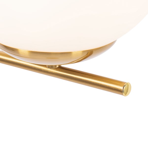 Detailaufnahme einer Deckenleuchte mit einem Lampenschirm aus Glas und einem Gestell aus Metall