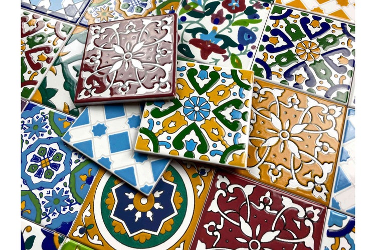 Verschiedenfarbige, dekorative Fliesen mit floralen Mustern