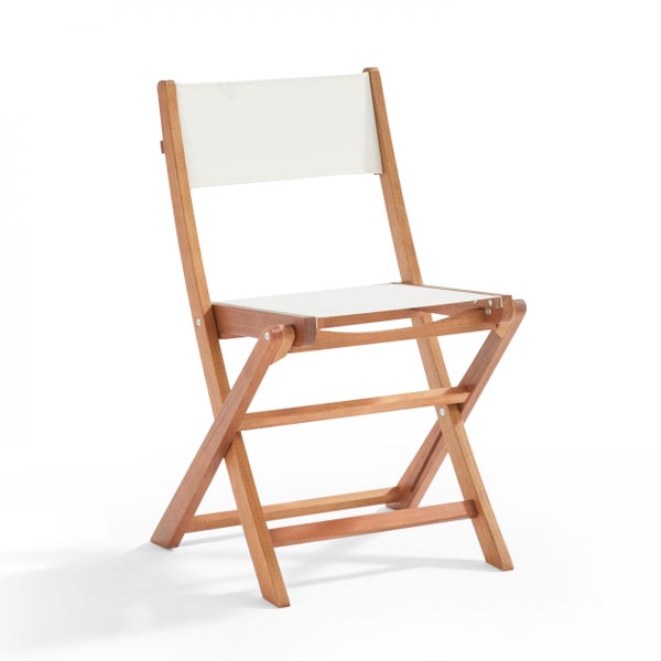 Klappstuhl aus Holz mit weißer Textilbespannung an Sitzfläche und Rückenlehne.