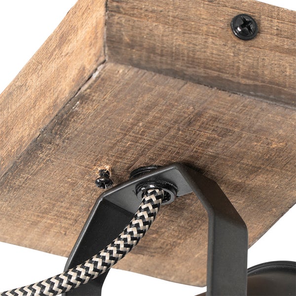 Detailansicht einer Deckenleuchte aus Holz mit Textilkabel und Metallelementen