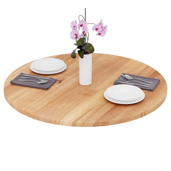 Runde Tischplatte aus Massivholz mit natürlicher Maserung, eingedeckt mit zwei Gedecken und einer Vase mit Blumen.