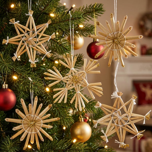 Set aus handgefertigten Strohsternen als Weihnachtsbaumschmuck in verschiedenen Sternformen mit Glitzerakzenten und Aufhängeschlaufen