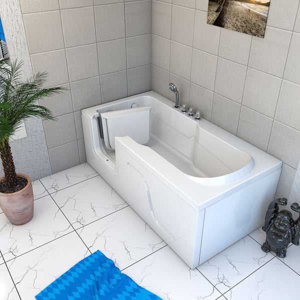 Begehbare Badewanne mit Tür, Armatur und Deko-Elementen im Badezimmer