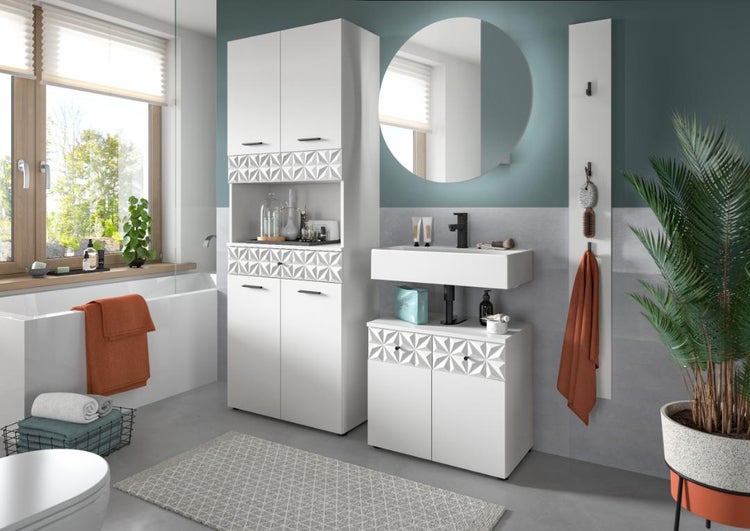 Badezimmer-Set in Weiß mit geometrischem Muster, bestehend aus Hochschrank, Waschbeckenunterschrank, Spiegel und Wandpaneel.