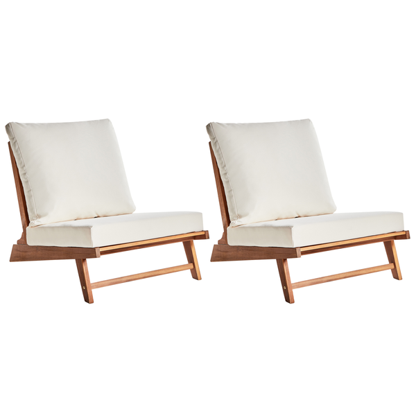 Zwei Holzstühle mit Kissen