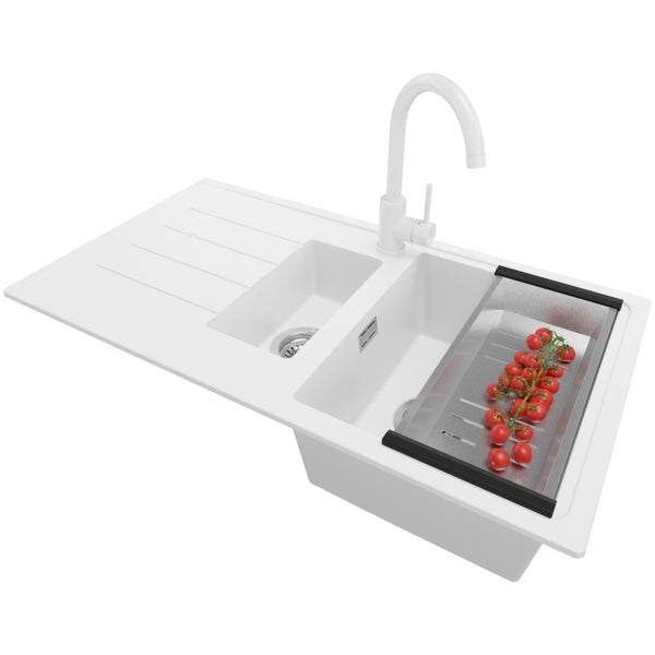 Weiße Einbauspüle mit Abtropffläche, zwei Becken, hoher Küchenarmatur und Edelstahlsieb.