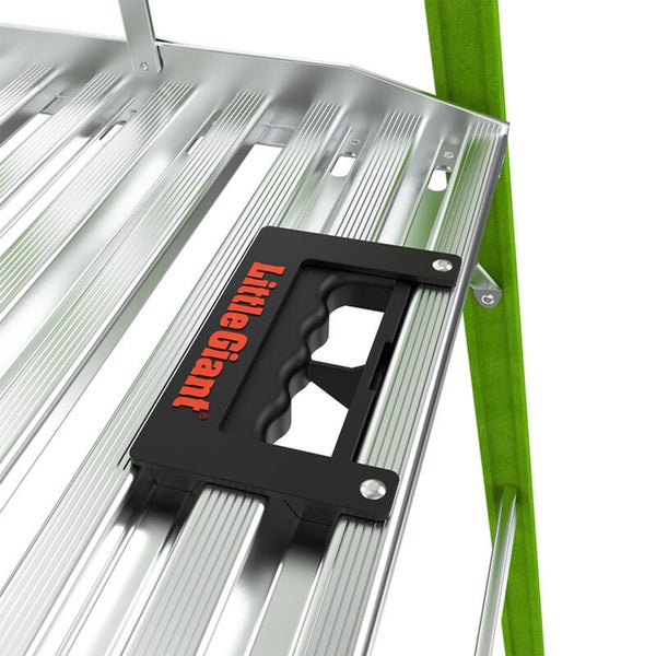 Nahaufnahme einer silbernen Leiterplattform aus Aluminium mit geriffelter Oberfläche und einem schwarzen Griff mit Little Giant Logo.