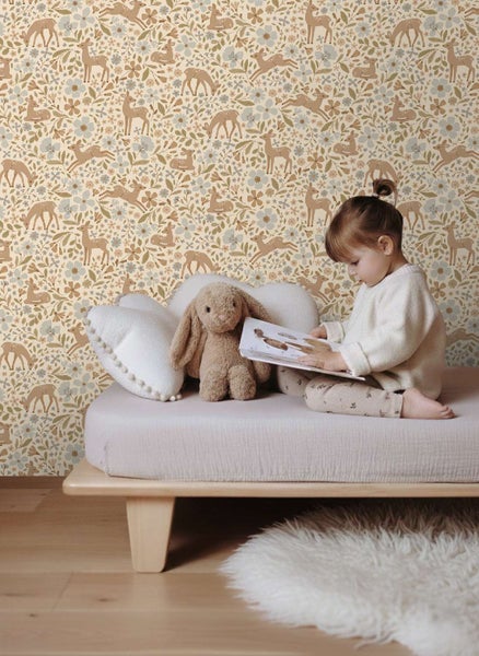 Kindertapete mit Waldmotiven und Reh-Motiven in einem Kinderzimmer mit Holzmöbeln und weichen Textilien