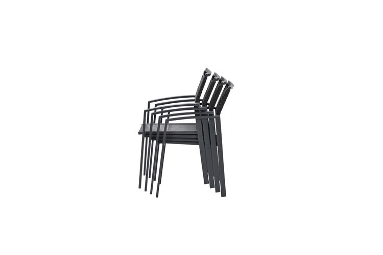 Vier stapelbare Gartenstühle aus Metall in Anthrazit mit strukturierter Rückenlehne.