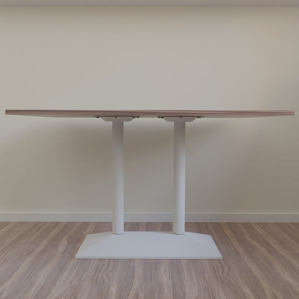 Tisch mit Holzplatte und weißem Untergestell