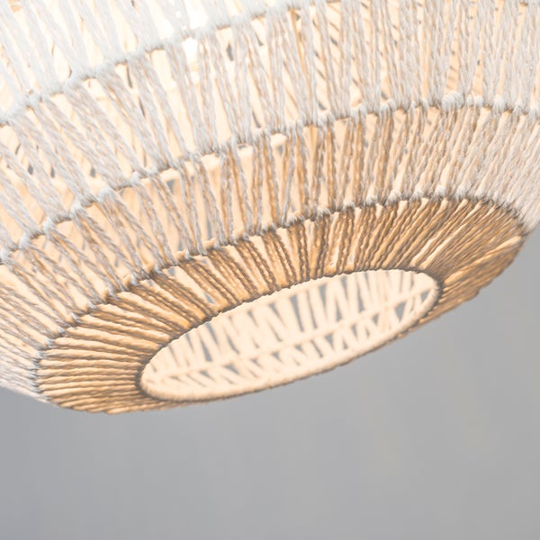 Nahaufnahme eines Lampenschirms aus geflochtenem Seil mit feiner Textur und runder Öffnung.