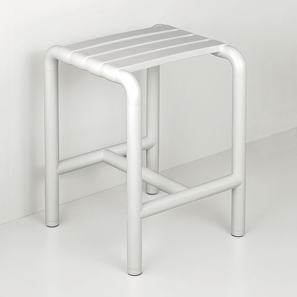 Weißer Badhocker aus Kunststoff mit Lamellensitz und stabilisierendem Untergestell.