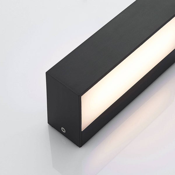 Moderne, rechteckige LED-Wandleuchte in Schwarz mit weißem Lichtdiffusor.