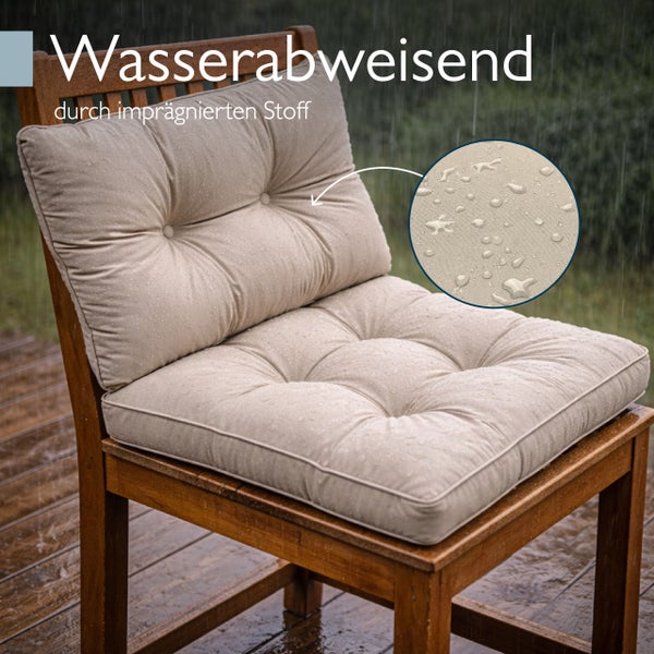 Wasserabweisendes Sitzkissen auf einem Holzstuhl im Regen mit Detailansicht von Wassertropfen auf dem imprägnierten Stoff.