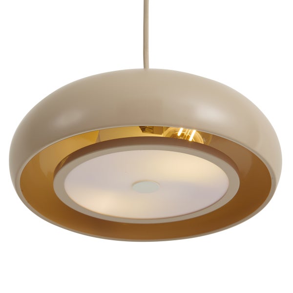 Moderne Pendelleuchte mit gewölbtem Lampenschirm und integriertem Diffusor für eine gleichmäßige Lichtverteilung