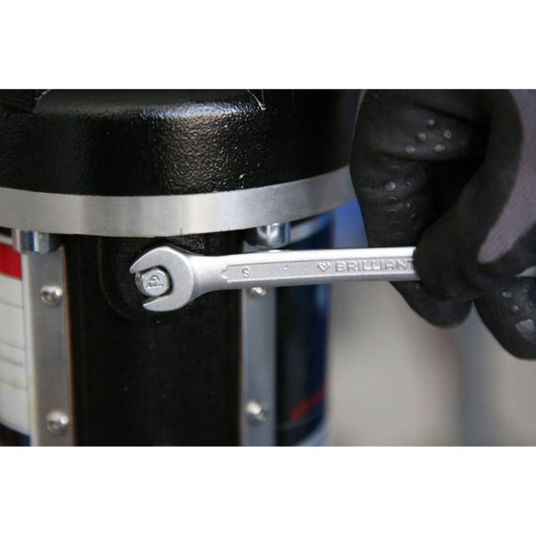 Ein Schraubenschlüssel wird verwendet, um eine Schraube an einem Gerät festzuziehen.