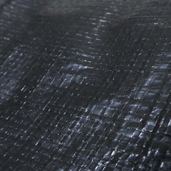 Lagerzelt für Fahrräder und Gartengeräte mit schwarzer Polyethylen-Plane und stabilem Metallgestell.