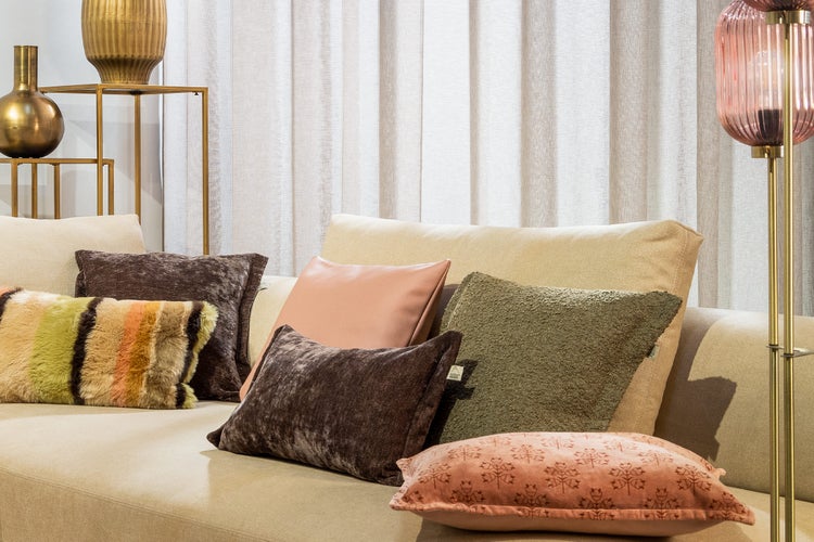 Dekoratives Sofa mit Kissen, Stehlampe und Metallregal für Wohnaccessoires