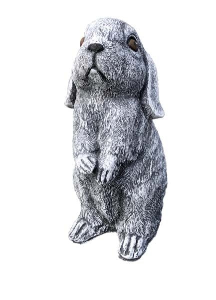 Gartenfigur Hase aus Kunststein, stehende Hasenfigur für die Gartendekoration
