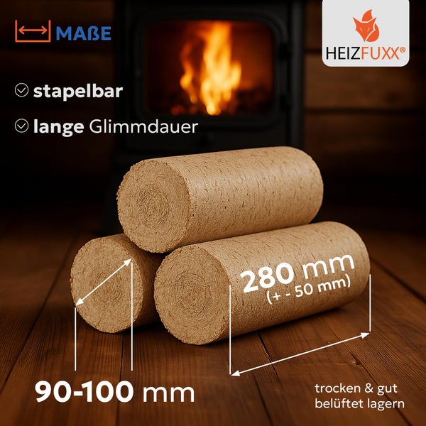 Drei zylindrische Holzbriketts aus Pressholz von Heizfuxx mit Maßangaben vor einem brennenden Kamin.