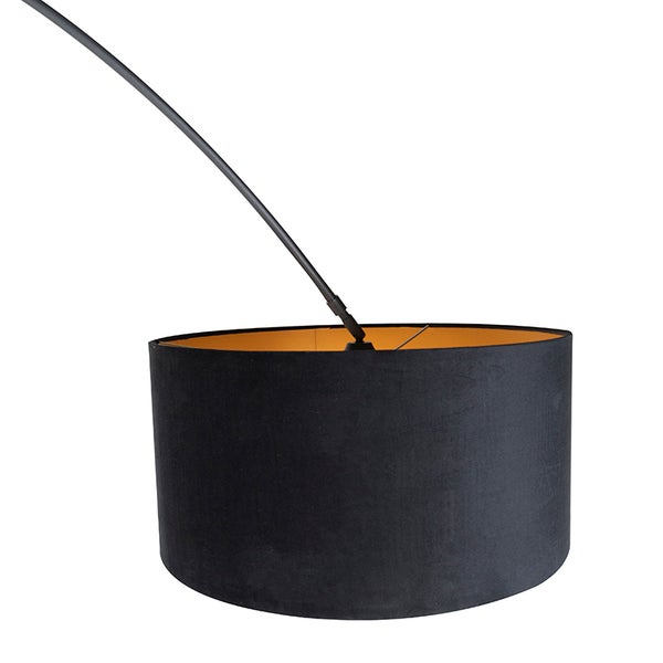 Stehleuchte mit schwarzem Lampenschirm und goldener Innenseite