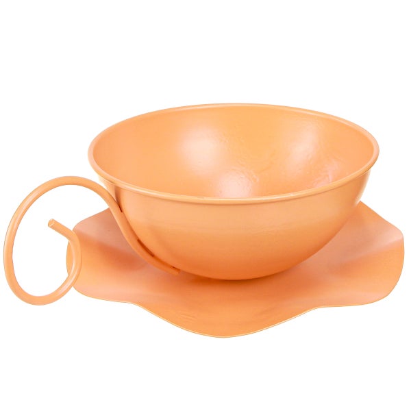 Dekorativer Blumentopf aus Metall in Tassenform mit Untertasse.