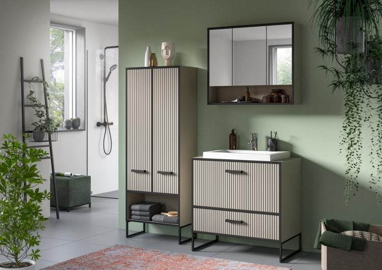 Modernes Badezimmer-Set mit Waschtischunterschrank, Keramikwaschbecken, Hochschrank und Spiegelschrank im Rillendesign mit schwarzen Metallrahmen.