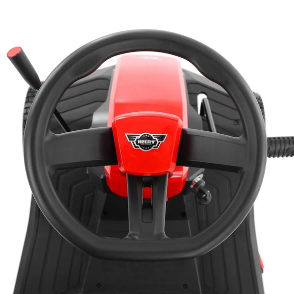 Nahaufnahme eines Gokarts mit schwarzem Lenkrad und roter Verkleidung sowie Hecht Logo