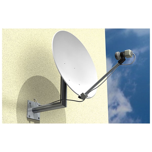 Satellitenschüssel an einer Hauswand montiert