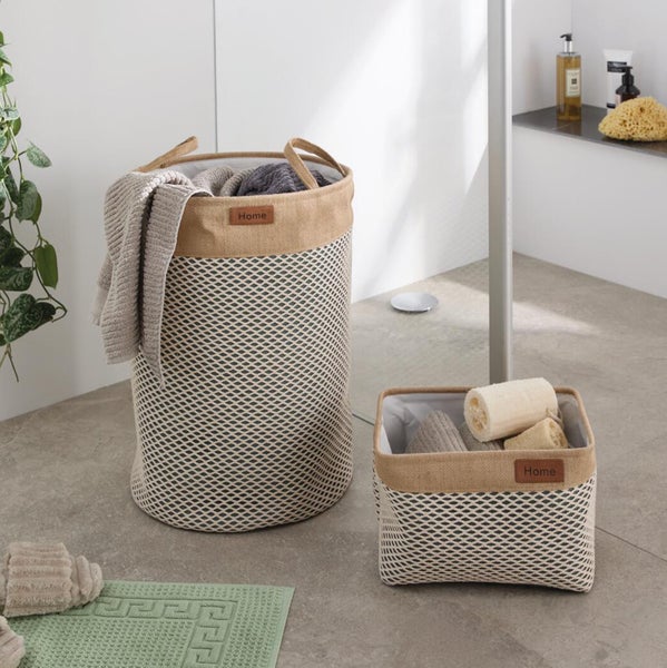 Wäschekorb und Aufbewahrungskorb aus Textil in einem hellen Badezimmer mit Gitteroptik und Griffen.