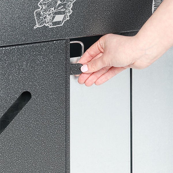 Detailansicht einer Hand, die den Luftregler an einem Kaminofen mit strukturierter Oberfläche bedient.