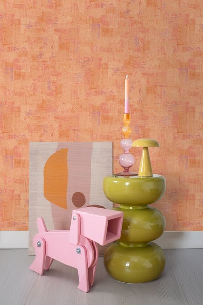 Dekorative Szene mit abstrakter Wand, Holzhund, Leuchte und Beistelltisch