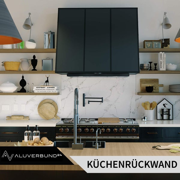 Küchenszene mit Dunstabzugshaube, Herd und Küchenrückwand