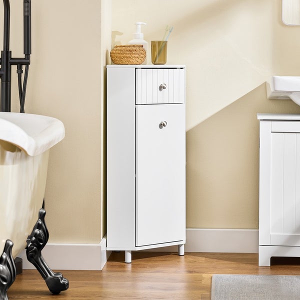 Badezimmer Szene mit weißem Badezimmerschrank mit Schublade und Tür, Badewanne und Waschbeckenunterschrank.