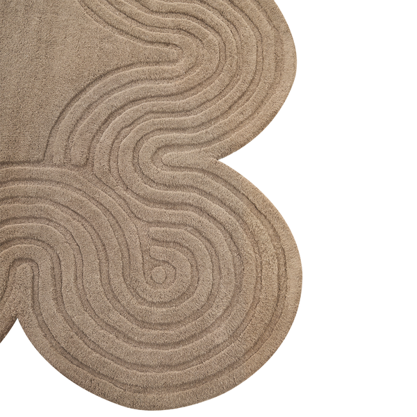 Beige strukturierter Teppich mit organisch geschwungenem Wellenmuster und weicher Oberfläche.