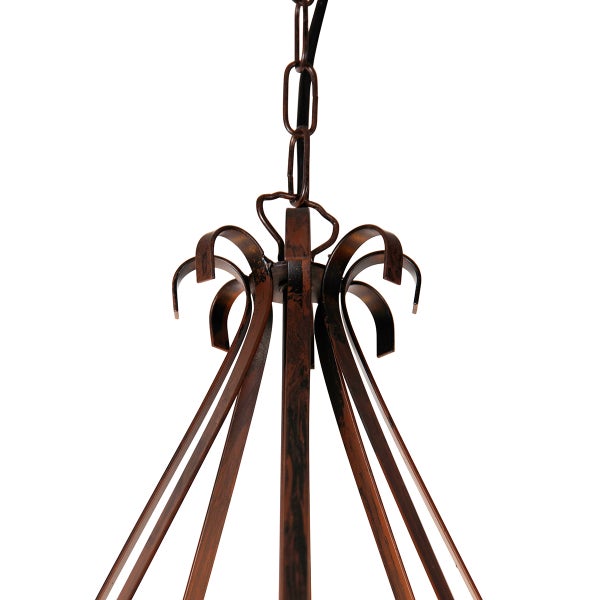 Detailaufnahme einer Pendelleuchte aus Metall mit Kettenaufhängung