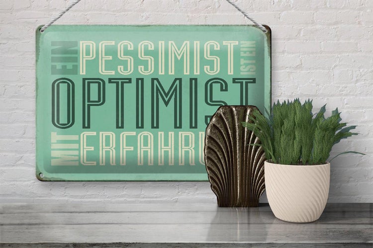 Dekoratives Metallschild mit dem Spruch: Ein Pessimist ist ein Optimist mit Erfahrung.