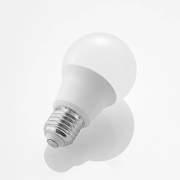 Mattweiße LED-Lampe mit E27-Sockel in Birnenform.