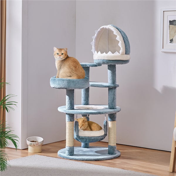 Katzenbaum mit mehreren Ebenen und zwei Katzen