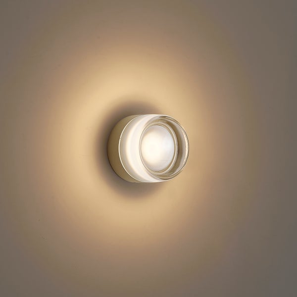 Moderne runde Wandleuchte aus Metall und Glas mit warmem Lichteffekt für eine stimmungsvolle Beleuchtung.