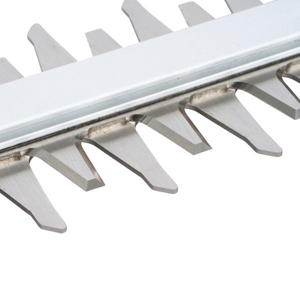Detail eines doppelseitigen Metallmessers einer Heckenschere mit scharfen Schneidezähnen.