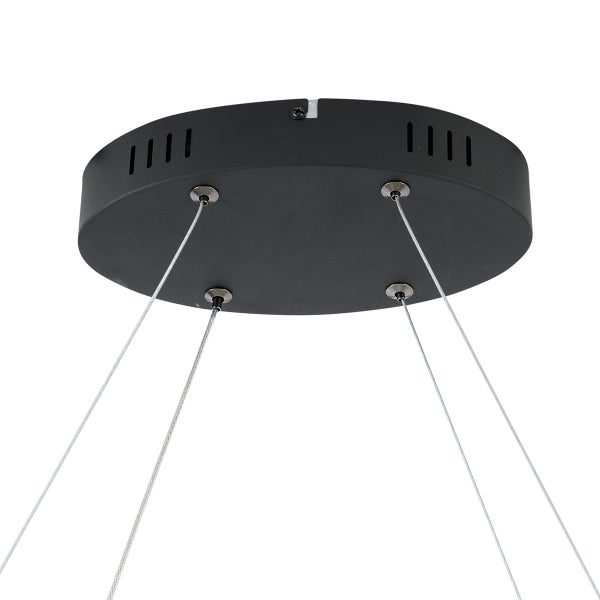 Deckenhalterung einer Hängeleuchte mit Stahlseilen