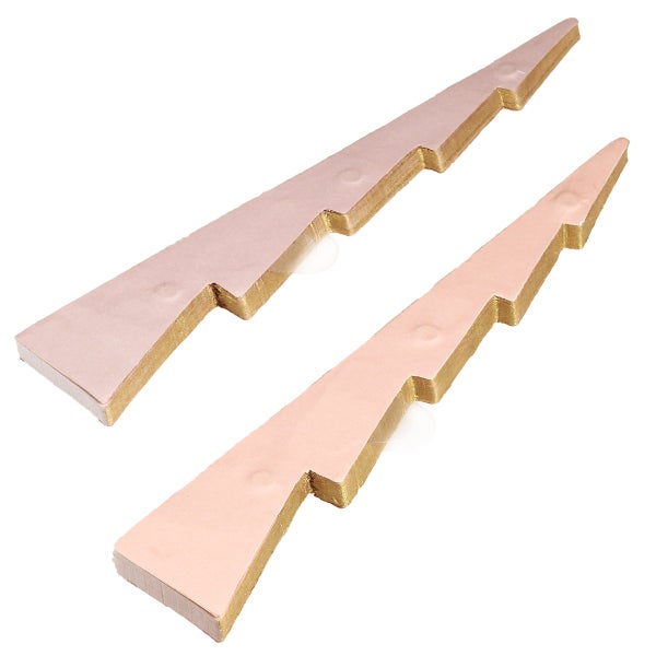 Zwei Blitze aus Holz zur Dekoration