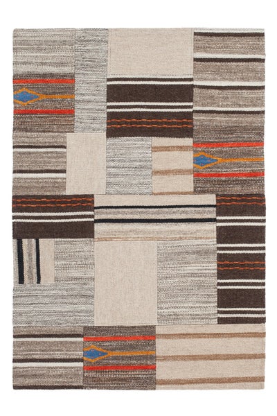 Flachgewebter Teppich im Patchwork-Design mit Streifenmustern und geometrischen Details in Erdtönen.