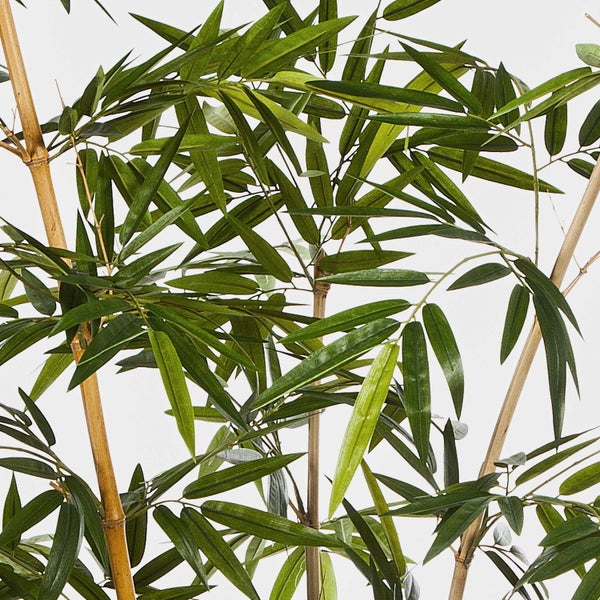 Künstliche Hortensie mit violetten und rosa Blütenblättern und einem grünen Blatt.