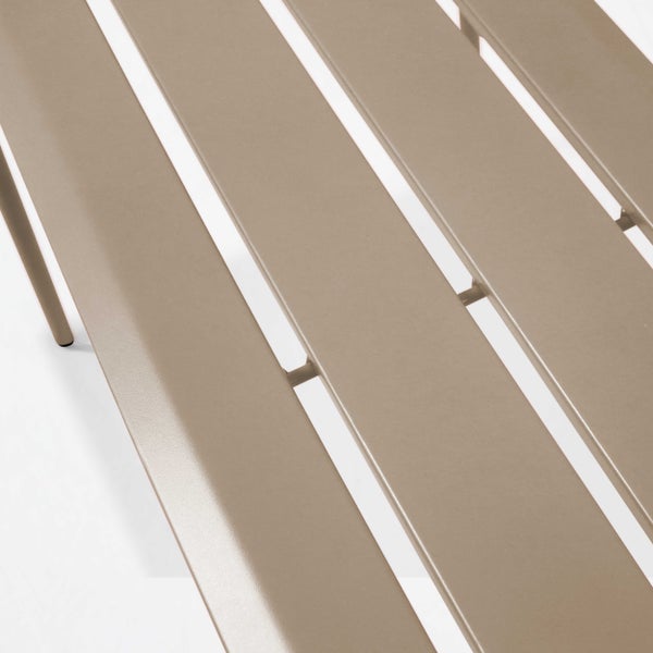 Detailansicht der Aluminiumlamellen eines Gartenmöbels.