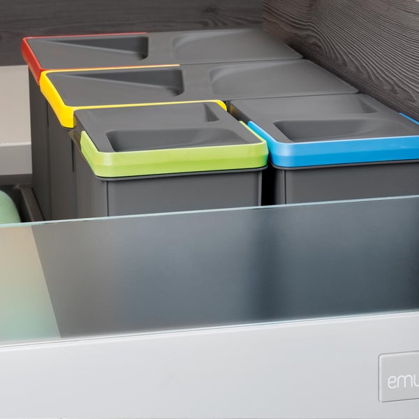 Mülltrennsystem mit mehreren Kunststoffbehältern in einer ausziehbaren Küchenschublade mit Glasseitenwand. Emuca Logo.