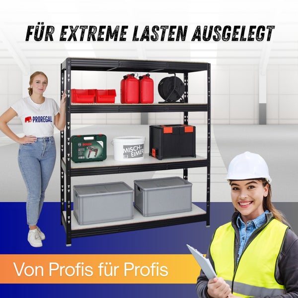 Schwarzes Metall-Schwerlastregal mit vier Holzböden in einer hellen, organisierten Lagerhalle, beladen mit Werkzeugkoffern und Behältern.