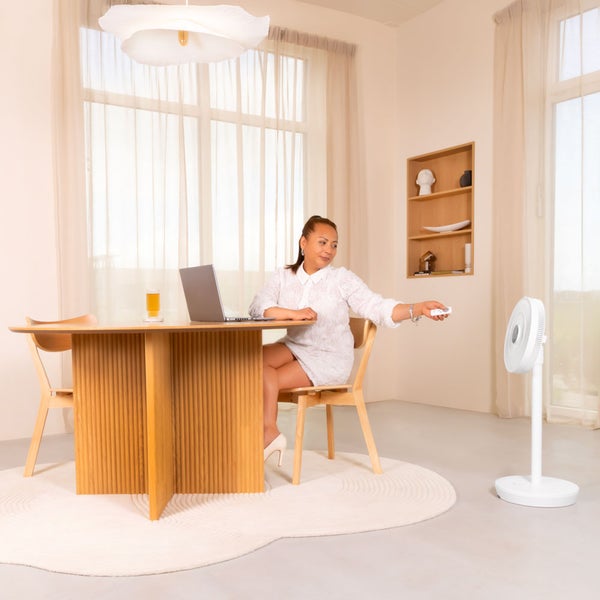 VONROC Akku Standventilator oszillierend leise (< 44 dB) - Ventilator mit Fernbedienung, 24 Geschwindigkeitsstufen – Leicht & tragbar – 3 Windmodi: Natürlich, Schlaf, Normal – Modular: Tisch- & Standventilator in einem